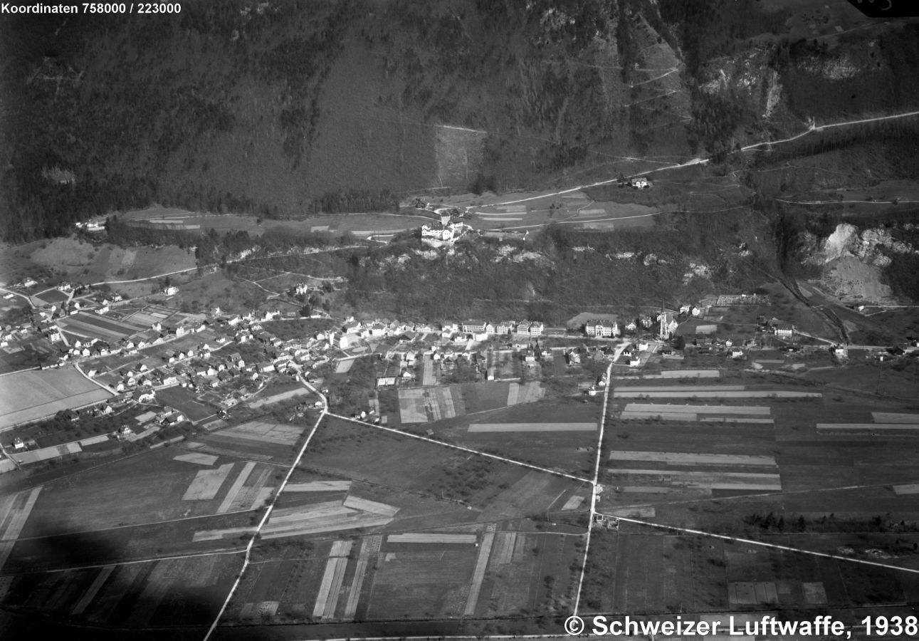 Vaduz, Hautport und Sitz des 'Fürsten von und zu Liechtenstein', Position 2'758'198.25, 1'223'063.64. - Rechts Bildmitte: Pfarrkirche und Wirkunsstätte des Liechtensteiner Komonisten Gabriel Rheinberger (1839 - 1901). Er ist einer der erfolgreichsten Komponisten seiner Zeit; er löste sich von den einengenden Vorschriften der Cäcilianischen Kirchenmusik. Eines seiner bedeutenden romantischen Chor-Werke ist 